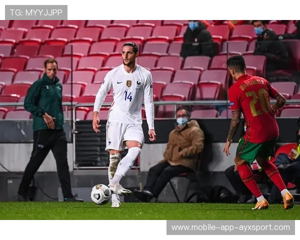 尤文拉比奥远射建功后场观众齐声欢呼的夜晚