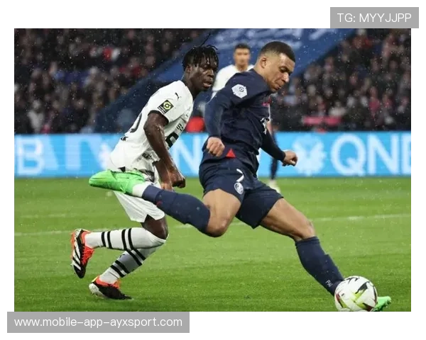 巴黎前场组合频繁换位,姆巴佩持续吸引重兵