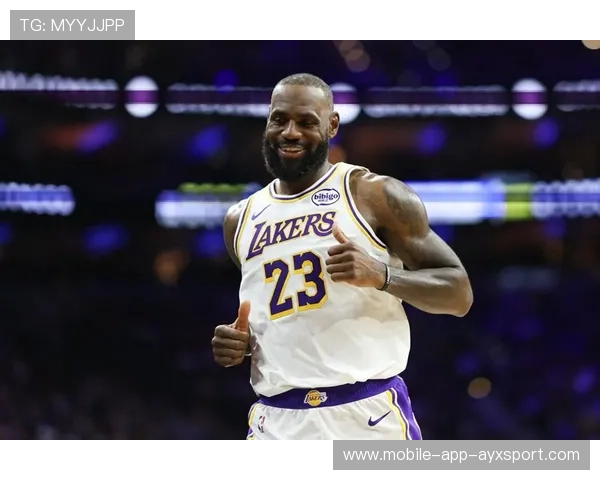 詹姆斯与小球员踢球视频登上热搜榜首，暖翻网友